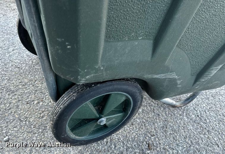 image for item NM9105 Approximately 50 trash carts