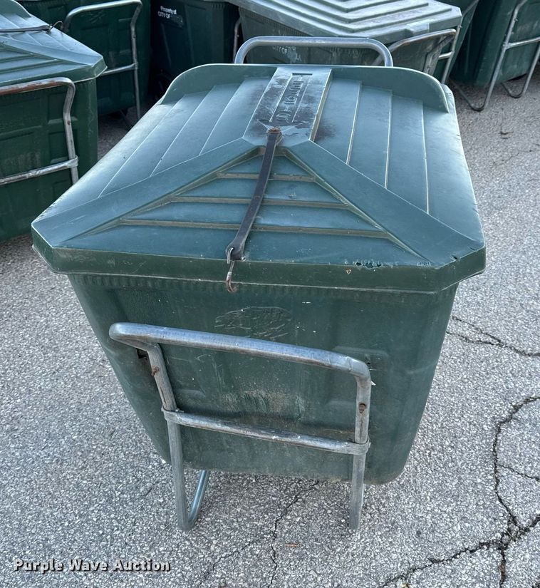 image for item NM9106 Approximately 100 trash carts