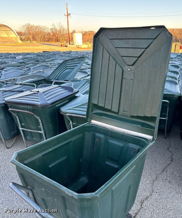 image for item NM9106 Approximately 100 trash carts