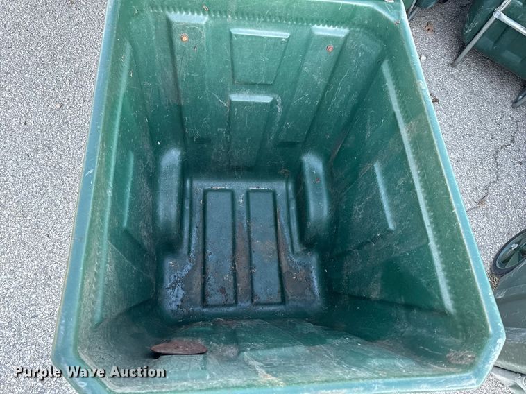 image for item NM9106 Approximately 100 trash carts