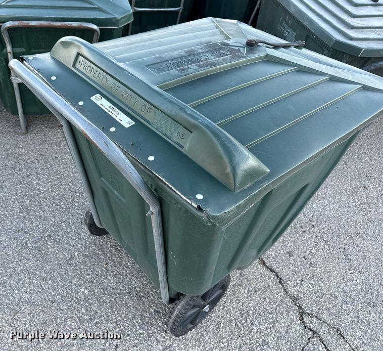 image for item NM9106 Approximately 100 trash carts