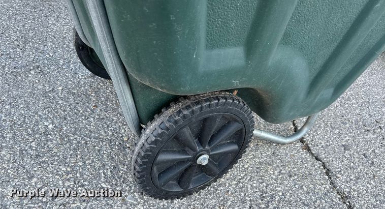 image for item NM9106 Approximately 100 trash carts