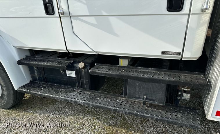 image for item NM9182 2004 Freightliner FL70  utility / service truck