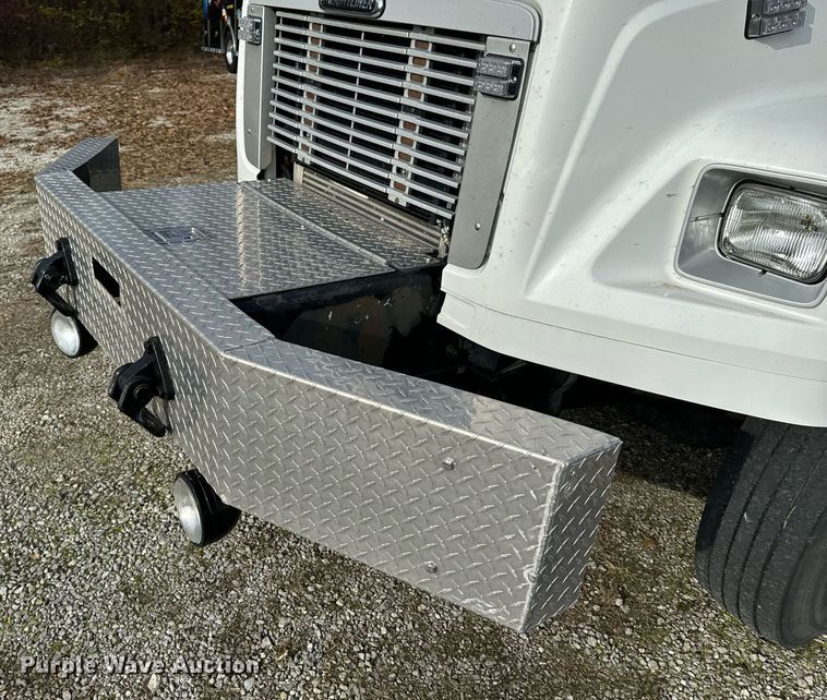 image for item NM9182 2004 Freightliner FL70  utility / service truck