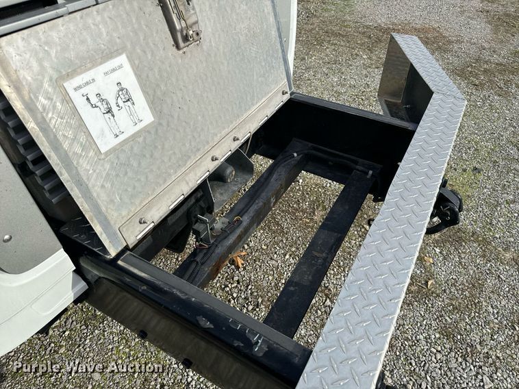 image for item NM9182 2004 Freightliner FL70  utility / service truck