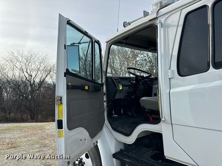 image for item NM9182 2004 Freightliner FL70  utility / service truck