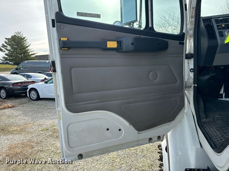 image for item NM9182 2004 Freightliner FL70  utility / service truck