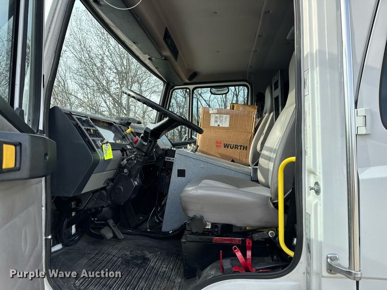 image for item NM9182 2004 Freightliner FL70  utility / service truck