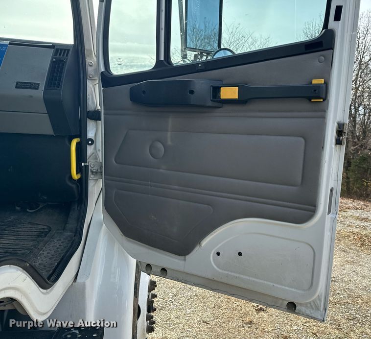 image for item NM9182 2004 Freightliner FL70  utility / service truck