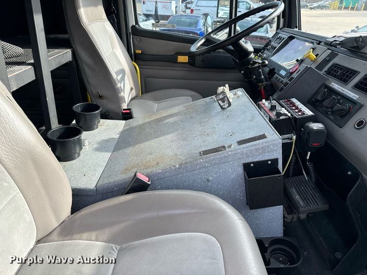 image for item NM9182 2004 Freightliner FL70  utility / service truck