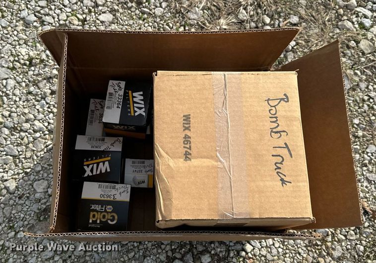 image for item NM9182 2004 Freightliner FL70  utility / service truck