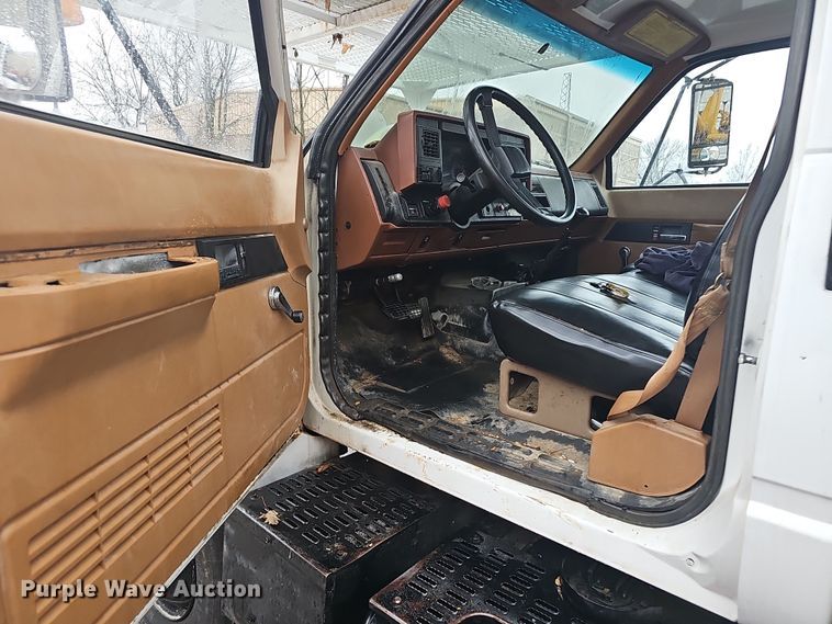 image for item NP9249 1994 GMC TopKick  digger derrick truck