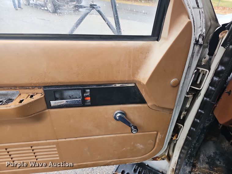 image for item NP9249 1994 GMC TopKick  digger derrick truck