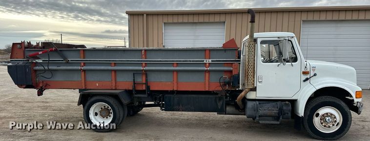 image for item NS9134 1991 International 4700  manure spreader truck