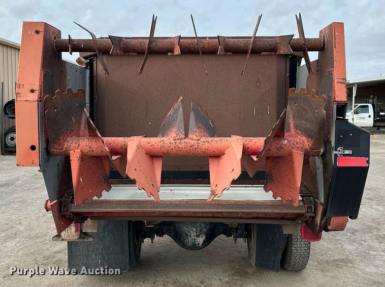 image for item NS9134 1991 International 4700  manure spreader truck