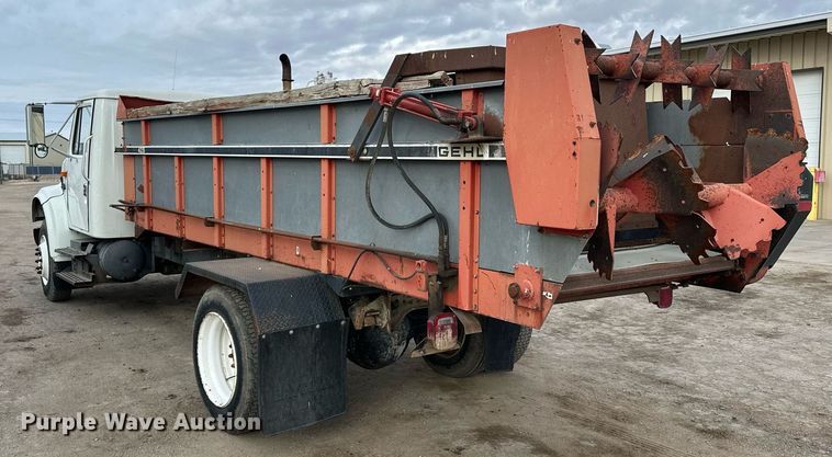 image for item NS9134 1991 International 4700  manure spreader truck