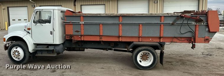 image for item NS9134 1991 International 4700  manure spreader truck