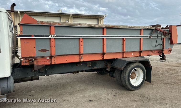 image for item NS9134 1991 International 4700  manure spreader truck