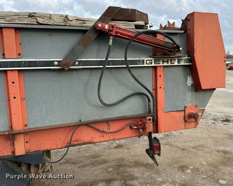 image for item NS9134 1991 International 4700  manure spreader truck