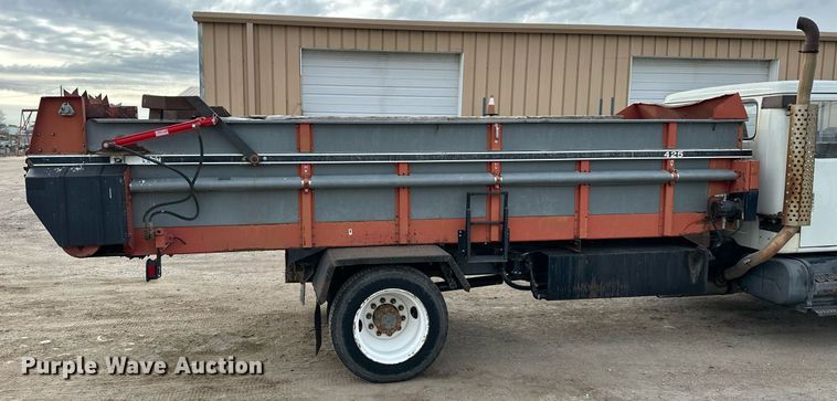 image for item NS9134 1991 International 4700  manure spreader truck