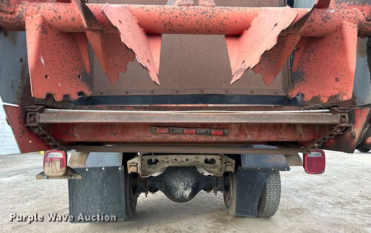 image for item NS9134 1991 International 4700  manure spreader truck