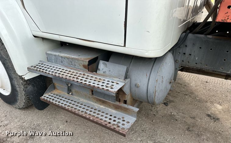 image for item NS9134 1991 International 4700  manure spreader truck