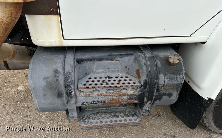 image for item NS9134 1991 International 4700  manure spreader truck