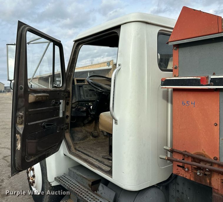 image for item NS9134 1991 International 4700  manure spreader truck