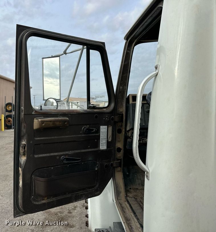 image for item NS9134 1991 International 4700  manure spreader truck