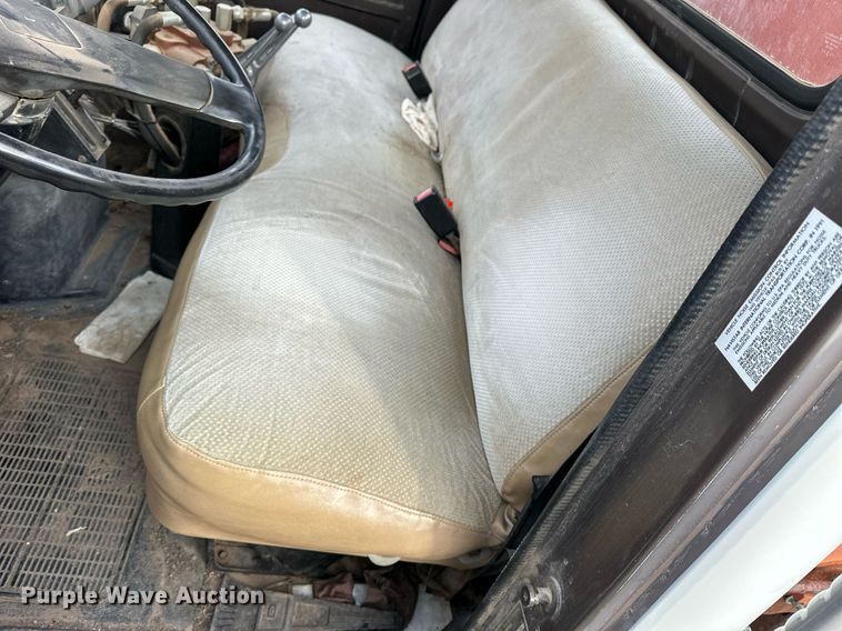 image for item NS9134 1991 International 4700  manure spreader truck