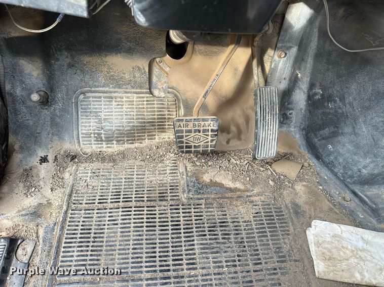 image for item NS9134 1991 International 4700  manure spreader truck