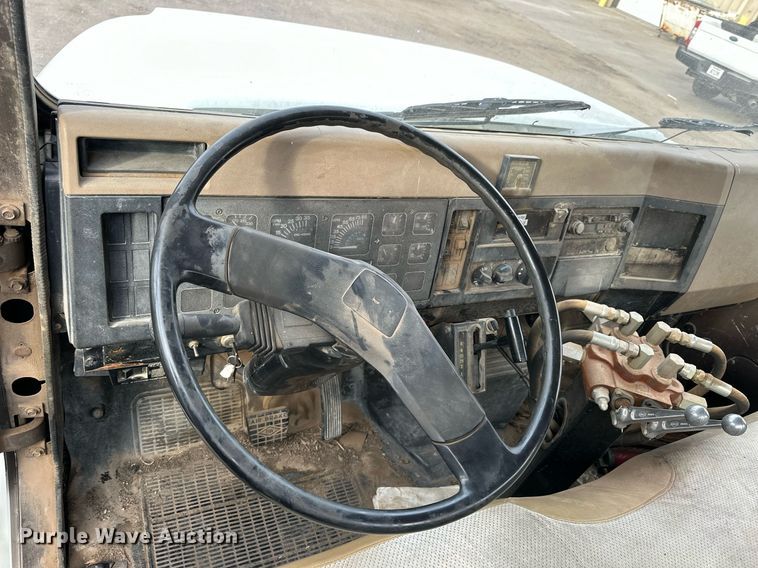 image for item NS9134 1991 International 4700  manure spreader truck