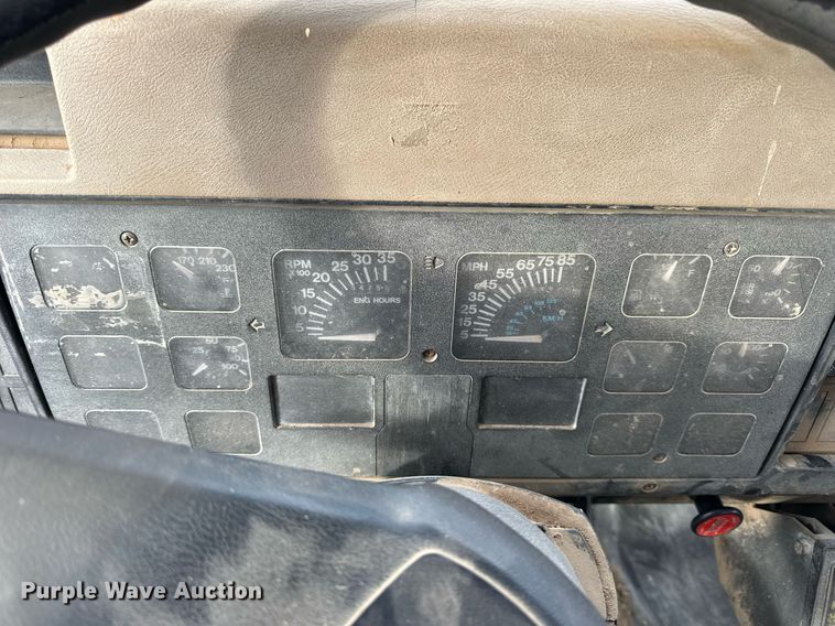 image for item NS9134 1991 International 4700  manure spreader truck