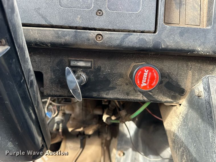 image for item NS9134 1991 International 4700  manure spreader truck