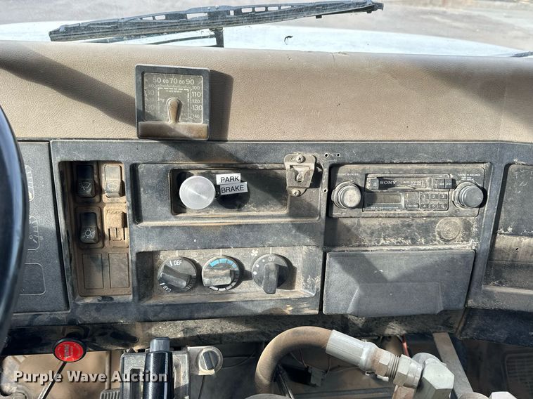 image for item NS9134 1991 International 4700  manure spreader truck