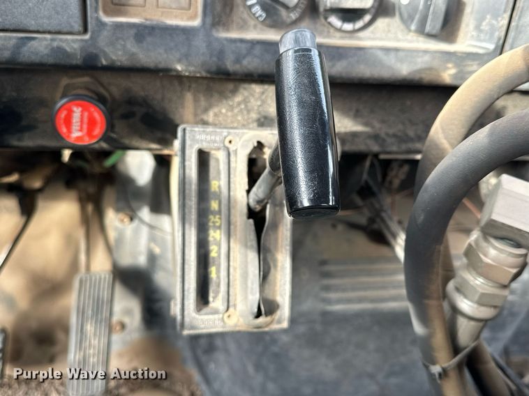 image for item NS9134 1991 International 4700  manure spreader truck