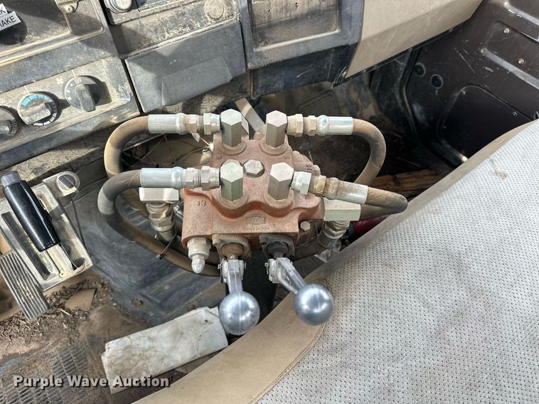 image for item NS9134 1991 International 4700  manure spreader truck