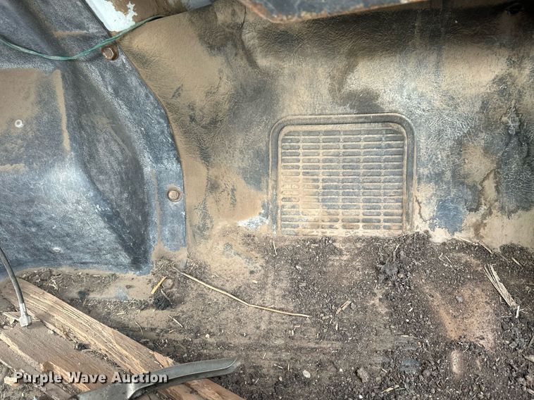 image for item NS9134 1991 International 4700  manure spreader truck