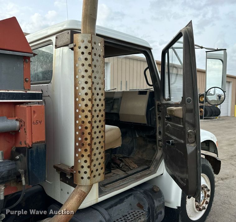 image for item NS9134 1991 International 4700  manure spreader truck