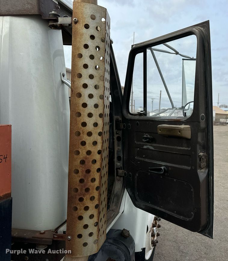 image for item NS9134 1991 International 4700  manure spreader truck