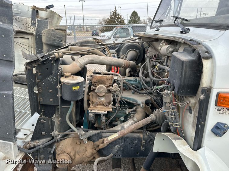 image for item NS9134 1991 International 4700  manure spreader truck