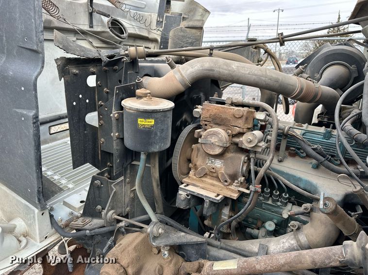 image for item NS9134 1991 International 4700  manure spreader truck