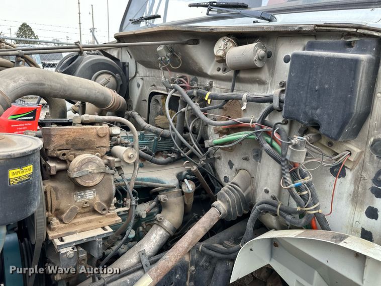 image for item NS9134 1991 International 4700  manure spreader truck