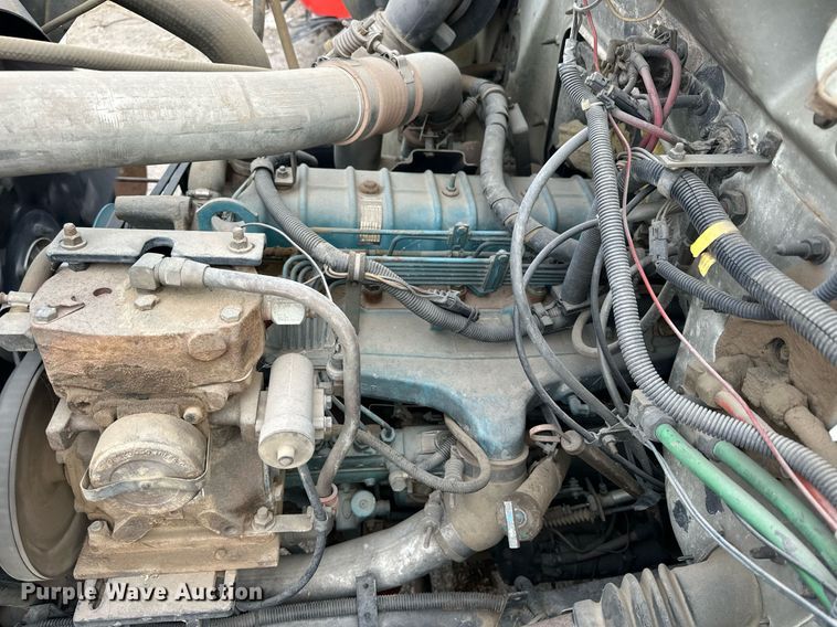 image for item NS9134 1991 International 4700  manure spreader truck