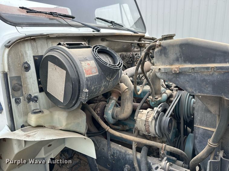 image for item NS9134 1991 International 4700  manure spreader truck