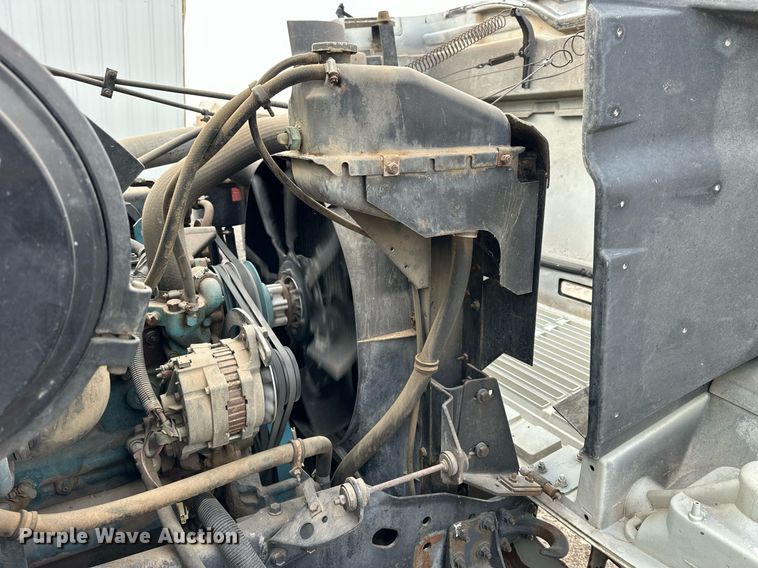 image for item NS9134 1991 International 4700  manure spreader truck