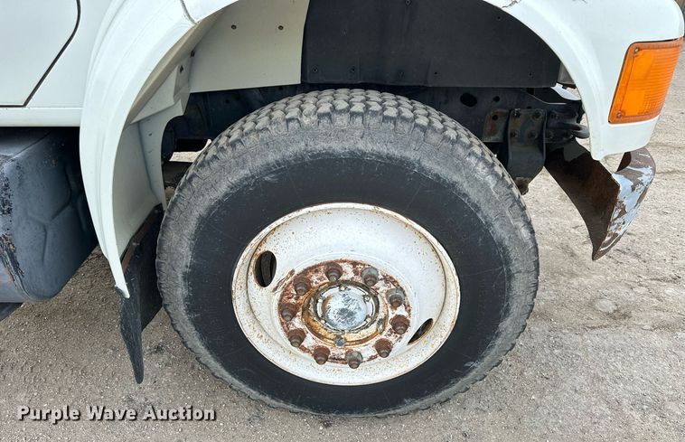 image for item NS9134 1991 International 4700  manure spreader truck