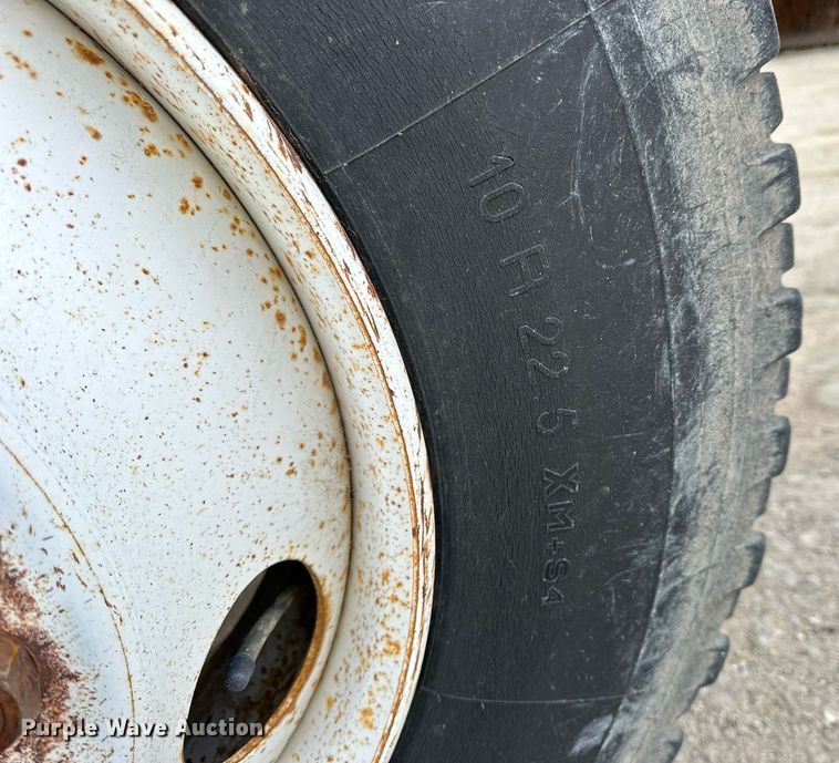 image for item NS9134 1991 International 4700  manure spreader truck