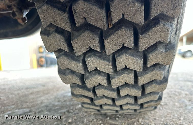 image for item NS9134 1991 International 4700  manure spreader truck