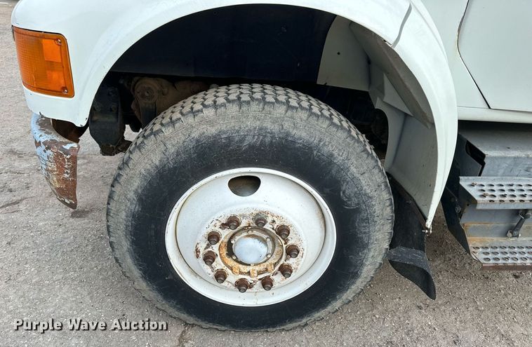 image for item NS9134 1991 International 4700  manure spreader truck